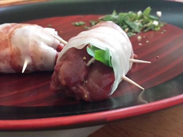 LCHF enolončnica iz brokulija, zelene in jetrci ovitimi v slanino